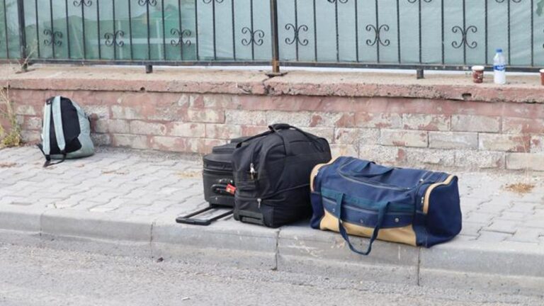 Un mari évadé de prison a poignardé sa femme devant leurs enfants