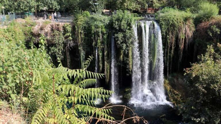 Un afflux de visiteurs à la cascade de Düden, la scène des films de Yeşilçam