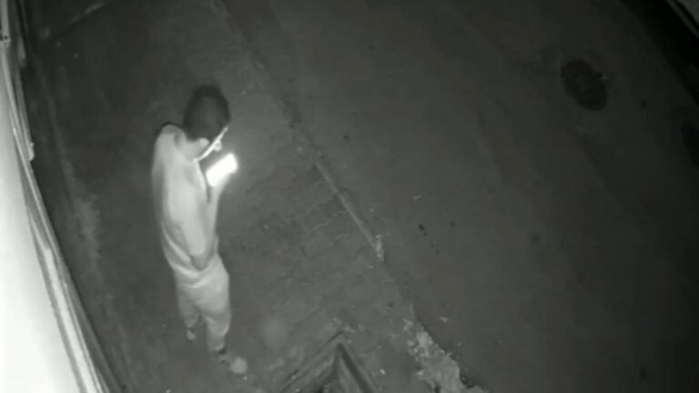 Il est tombé dans le caniveau en regardant son téléphone.