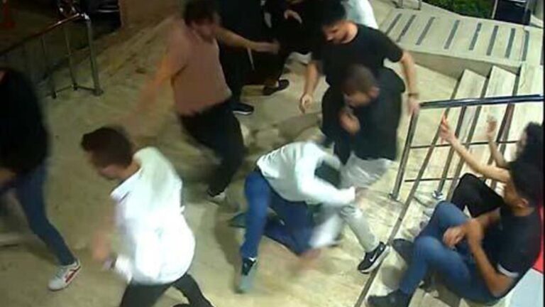 Le passage à tabac de deux amis qui s'opposaient à la facture excessive facturée au centre de divertissement a été filmé