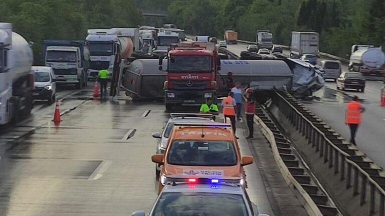 Un camion renversé sur l'autoroute anatolienne : une file de véhicules formée sur des kilomètres