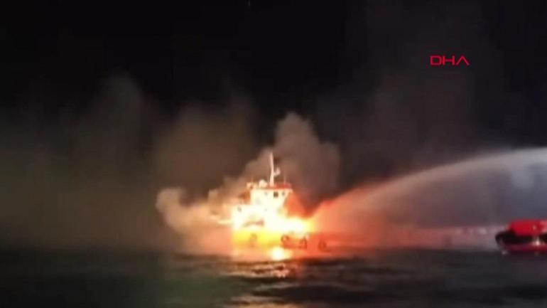 Actualités vidéo | Le navire de 62 mètres a pris feu