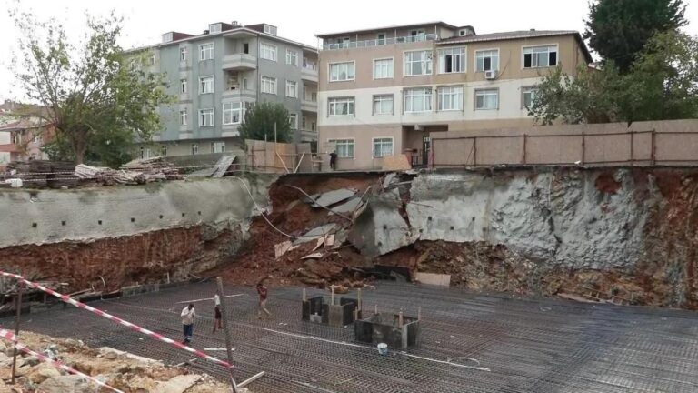 Une route s'est effondrée à Üsküdar, Istanbul