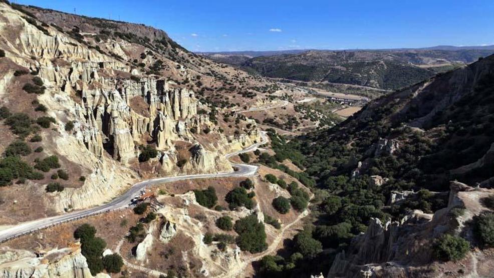 Les cheminées de fées Kula de la Cappadoce égéenne sont étonnantes