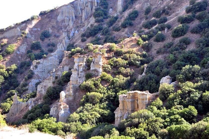 Les cheminées de fées Kula de la Cappadoce égéenne sont étonnantes