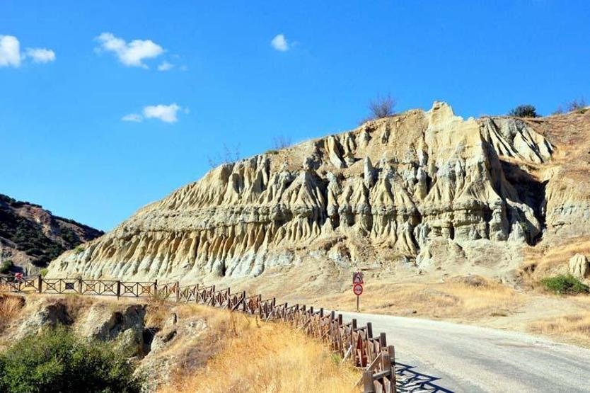 Les cheminées de fées Kula de la Cappadoce égéenne sont étonnantes