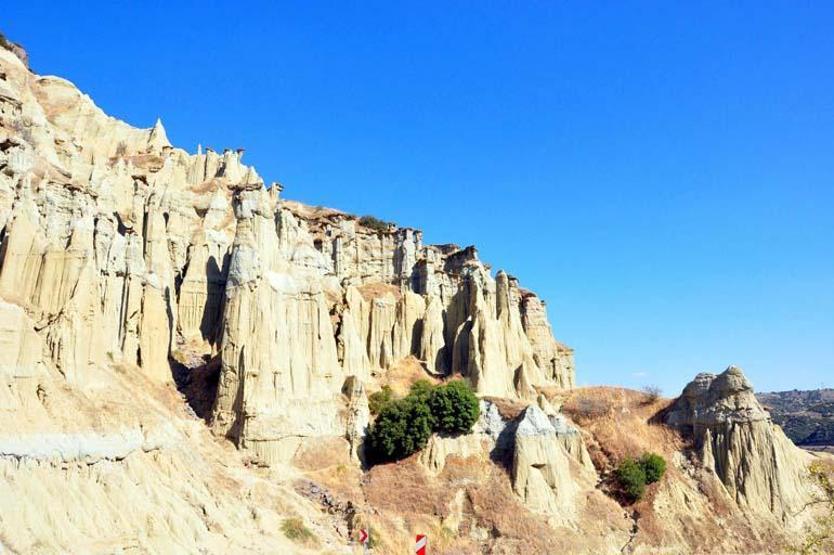 Les cheminées de fées Kula de la Cappadoce égéenne sont étonnantes
