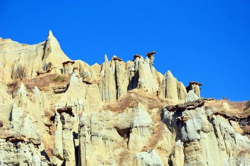 Les cheminées de fées Kula de la Cappadoce égéenne sont étonnantes