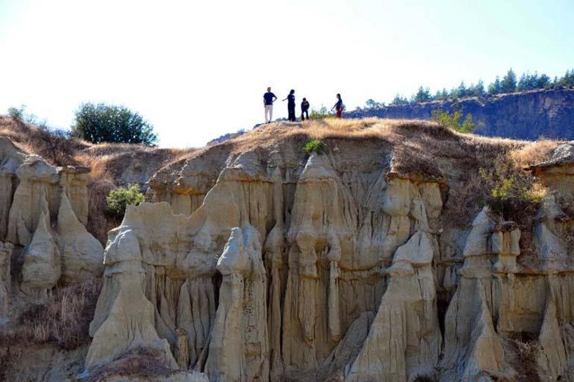 Les cheminées de fées Kula de la Cappadoce égéenne sont étonnantes