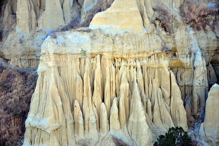 Les cheminées de fées Kula de la Cappadoce égéenne sont étonnantes