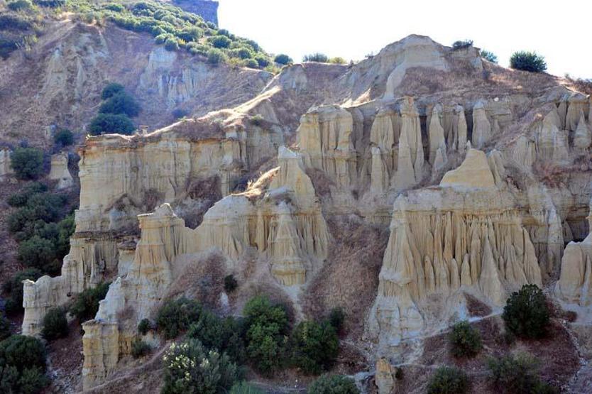 Les cheminées de fées Kula de la Cappadoce égéenne sont étonnantes