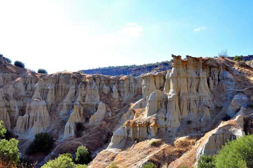 Les cheminées de fées Kula de la Cappadoce égéenne sont étonnantes