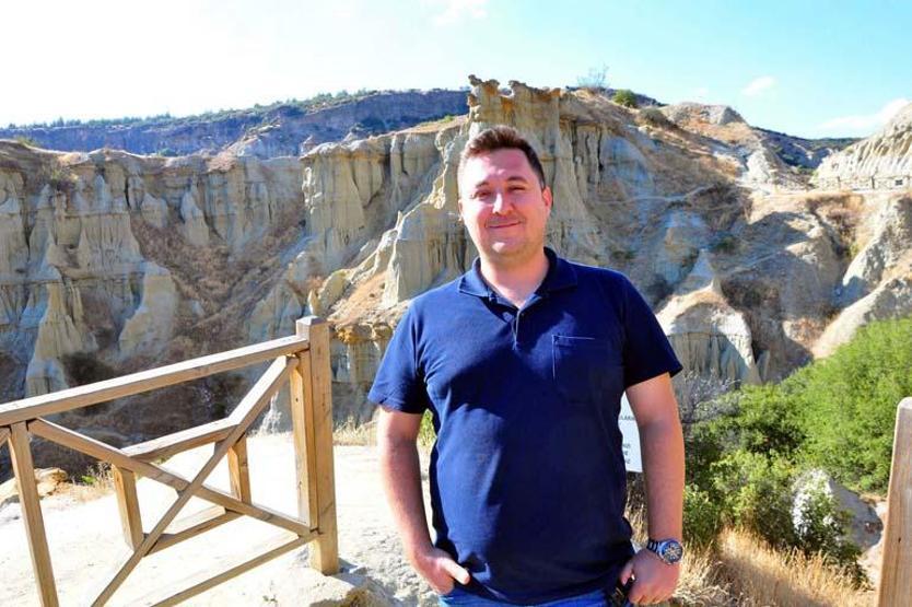 Les cheminées de fées Kula de la Cappadoce égéenne sont étonnantes