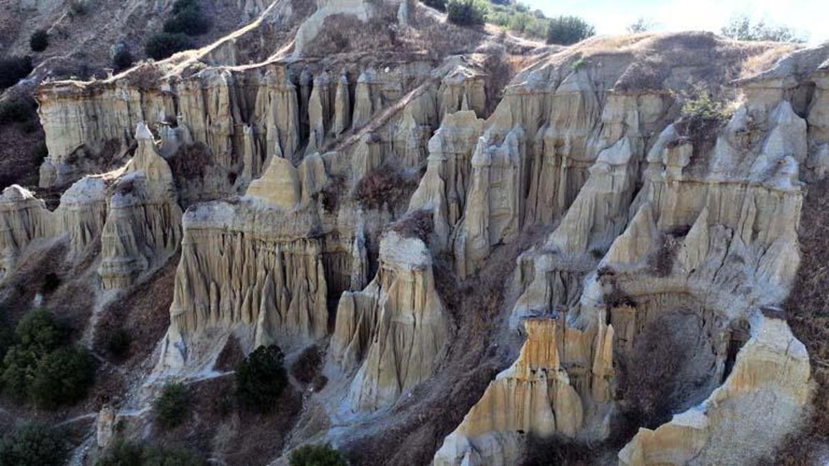 Les cheminées de fées de Kula en Cappadoce de la mer Égée sont étonnantes