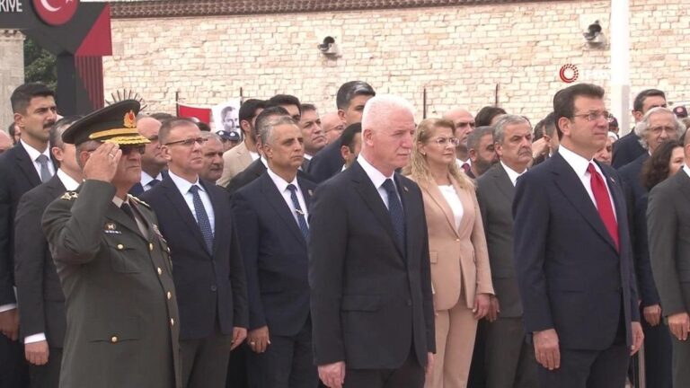 Une cérémonie a eu lieu sur la place Taksim à l'occasion du 101e anniversaire de la libération d'Istanbul