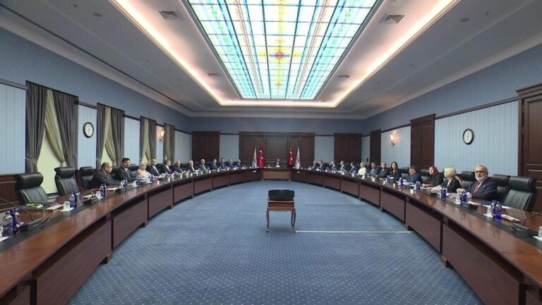 Le parti AK MYK se réunit avec l'agenda des attaques israéliennes