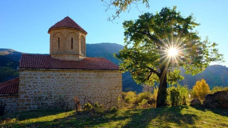 La beauté tranquille de l'automne dans le monastère d'Imera, vieux de 674 ans