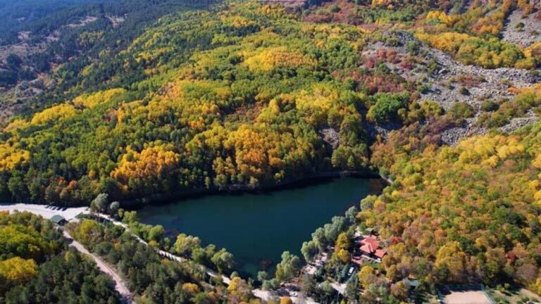 Le parc naturel de Karagöl fascine ses visiteurs