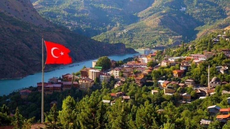 Elle accueille des visiteurs 10 fois sa population ! L'un des endroits les plus impressionnants de Turquie