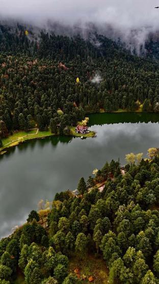 La vue automnale enchanteresse dans le parc naturel de Gölcük
