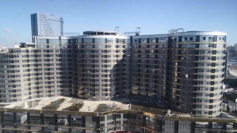 Cela devait être un hôtel 7 étoiles, ce n’était pas terminé ! Le Caprice Gold de Jet Fadıl est en vente à un prix incroyable