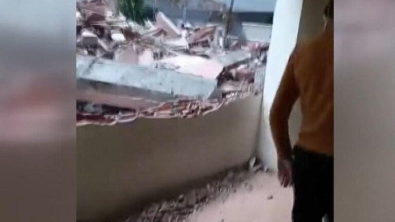 Choc lors de la démolition à Istanbul ! Il s'est avéré que le bâtiment suivant n'avait pas de murs : la chambre était laissée exposée