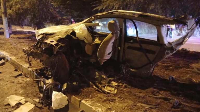 La voiture a percuté un arbre et s'est divisée en deux, le conducteur est décédé sur le coup