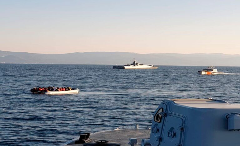 Quatre morts en Grèce après qu'un passeur aurait forcé les passagers à descendre du bateau