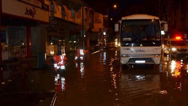 Un avertissement « orange » a été donné : de fortes pluies ont eu un impact négatif… Les lieux de travail sont sous l'eau !