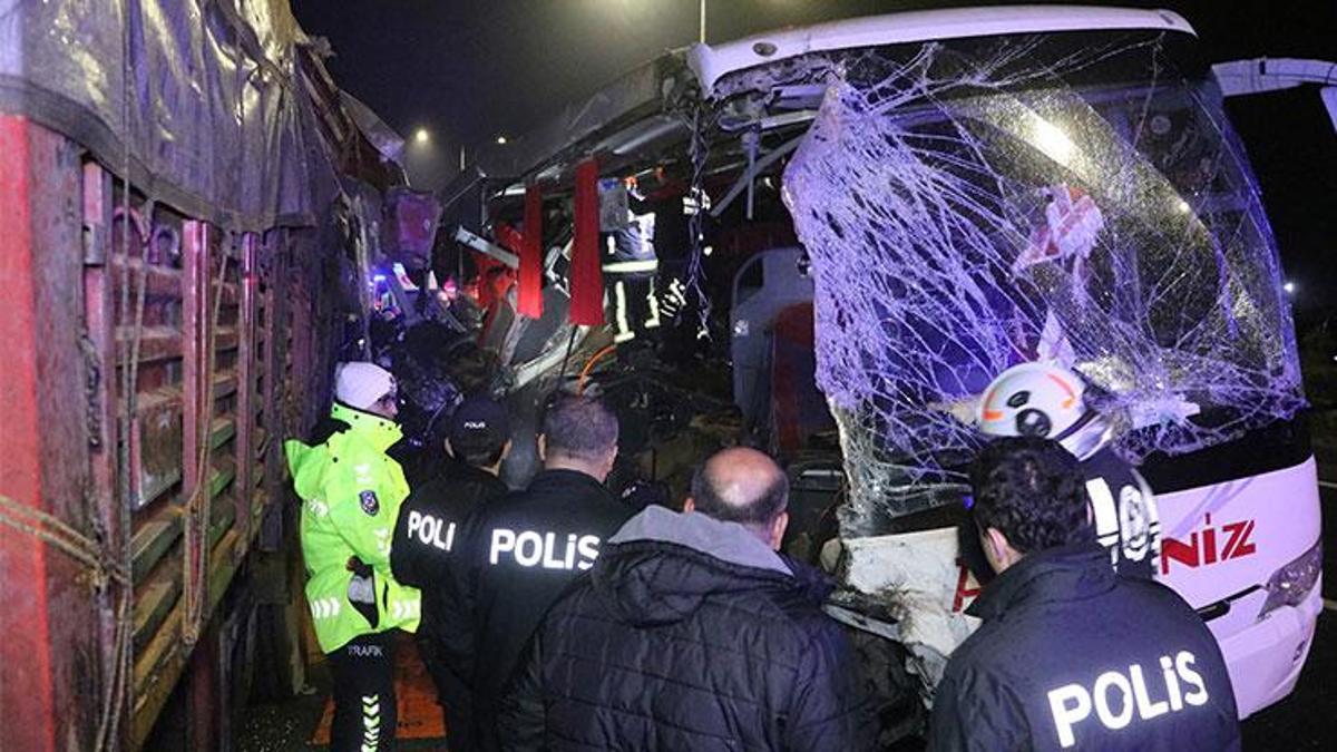 Terrible accident à Denizli ! Un bus de passagers percuté un camion : 1 mort, 20 blessés