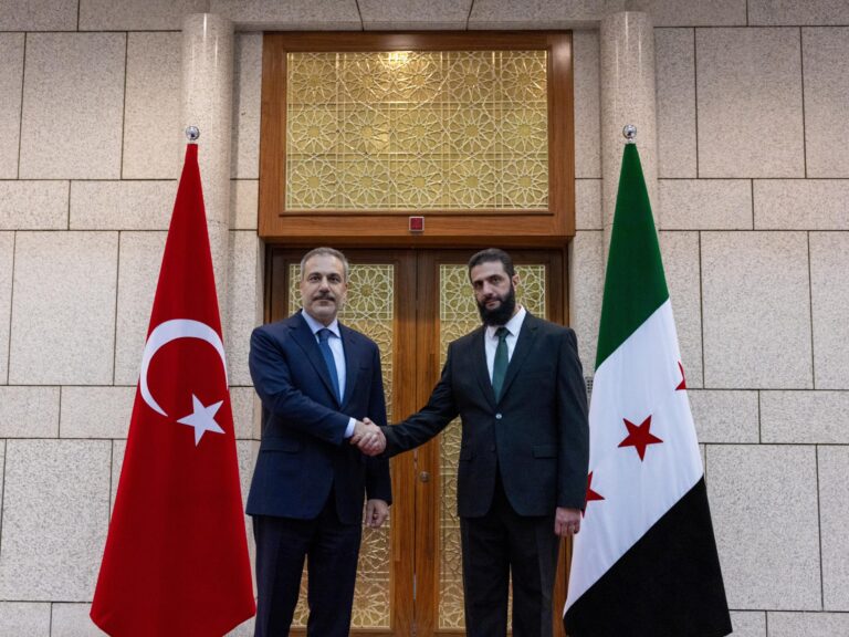 Turkiye FM rencontre le nouveau dirigeant syrien et appelle à la levée des sanctions mondiales
