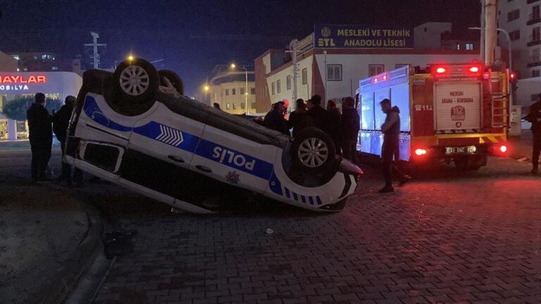La voiture de police heurtée par une voiture renversée