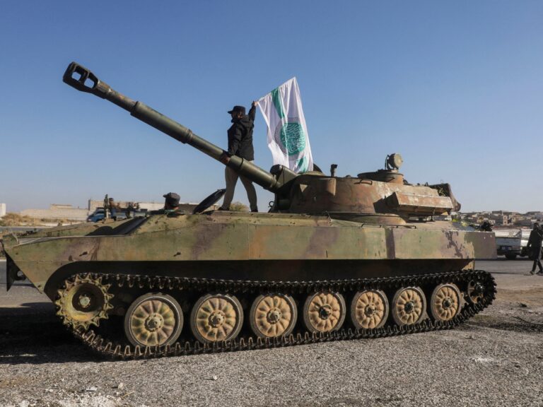 Les forces syriennes et russes intensifient leurs raids aériens pour tenter de ralentir l'avancée de l'opposition