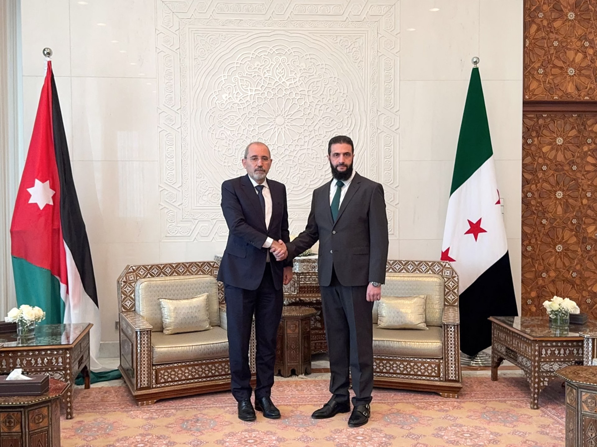 "Soyez aux côtés de nos frères syriens", déclare Jordan FM après avoir rencontré al-Sharaa