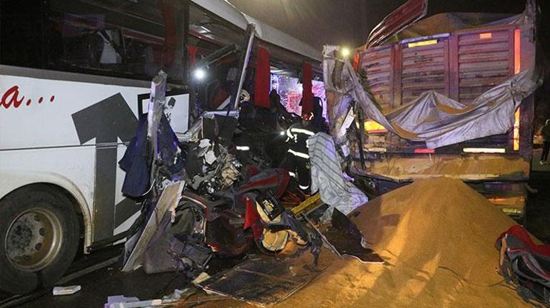 Terrible accident à Denizli Un bus de passagers s'est écrasé contre un camion : 1 mort, 20 blessés