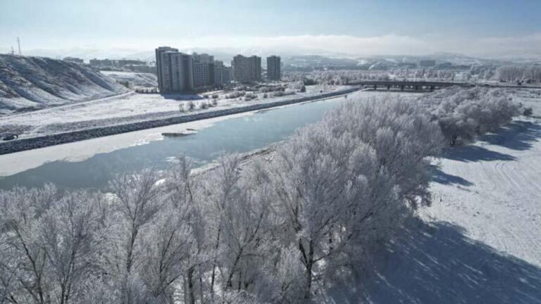 Une ville a gelé, la rivière Kızılırmak a partiellement gelé !