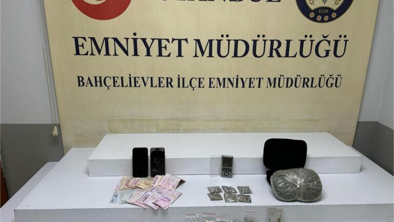 Ils transportaient de la drogue dans le taxi : le chauffeur a appuyé sur le bouton panique, les suspects ont été arrêtés !