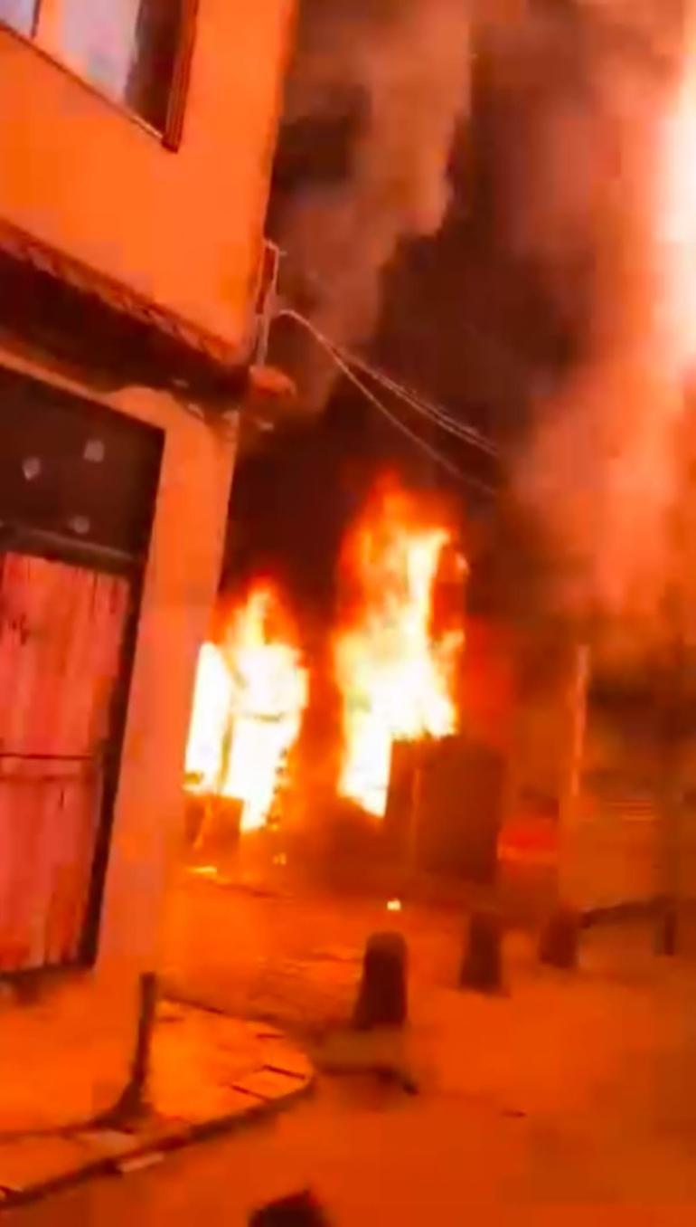 Deux incendies consécutifs à Beyoğlu: la boutique de tailleur et la flamme de la maison ont brûlé