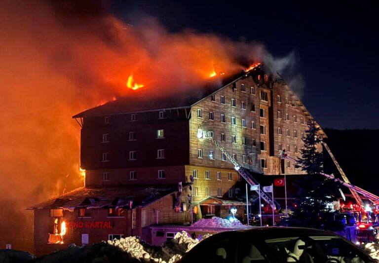 L'incendie d'un hôtel dans la station de ski de Turkiye fait au moins 10 morts