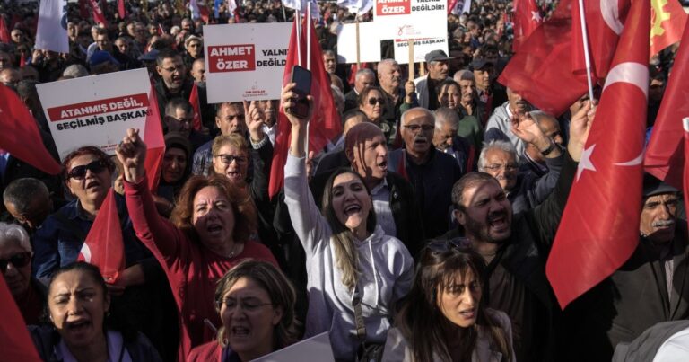 Turquie : le gouvernement limoge les maires élus de l'opposition