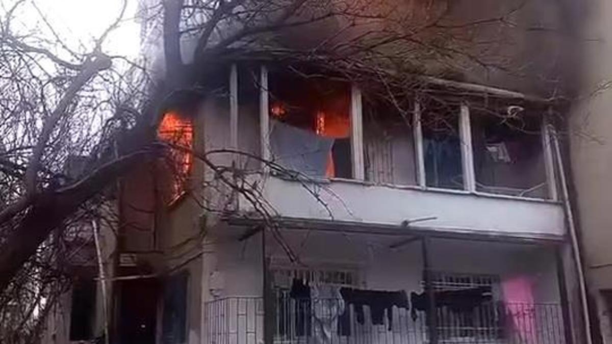 Dernière minute ... Marché de la vie à Küçükçekmece! L'incendie dans le bâtiment à 2 étages a été éteint