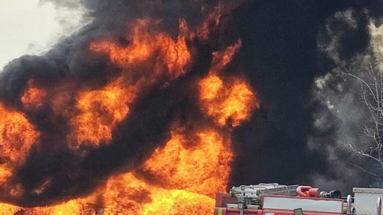 Le pétrolier s'est renversé sur la flamme brûlée de l'autoroute