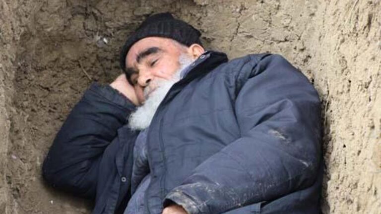 Il a creusé sa propre tombe avant sa mort! Entrer et mentir la nuit