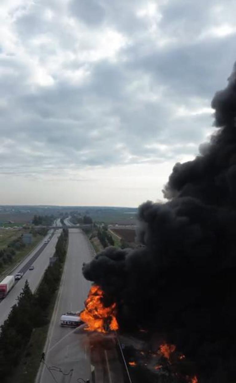 Le pétrolier s'est renversé sur la flamme brûlée de l'autoroute