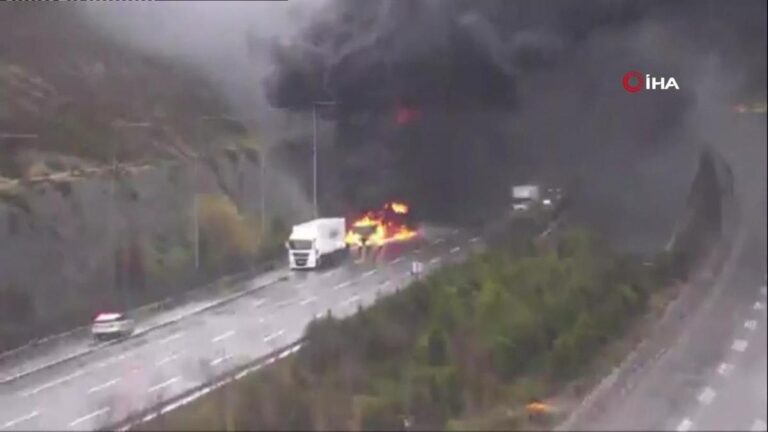 Le pont de Yavuz Sultan Selim à la sortie de la flamme du camion a brûlé