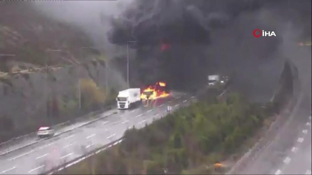Le pont de Yavuz Sultan Selim à la sortie de la flamme du camion a brûlé