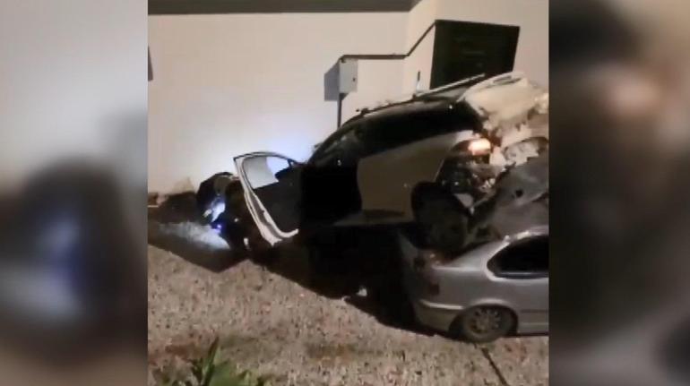 Hors de contrôle, la voiture est tombée sur la voiture garée