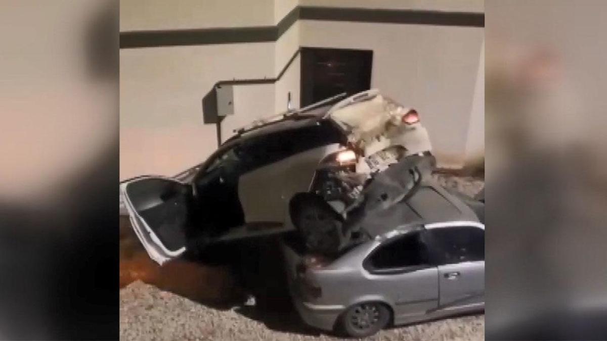 Hors de contrôle, la voiture est tombée sur la voiture garée