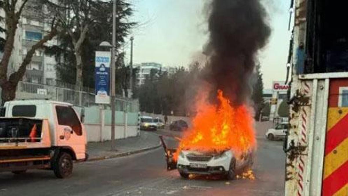Emplacement: Avcılar | La voiture a brûlé des flammes! Frappez 7 véhicules ...
