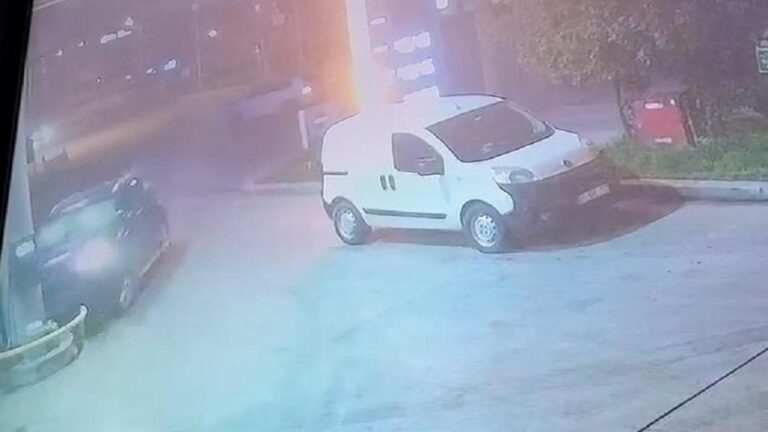 La voiture lancée à Kocaeli a renversé la pompe à la station de carburant